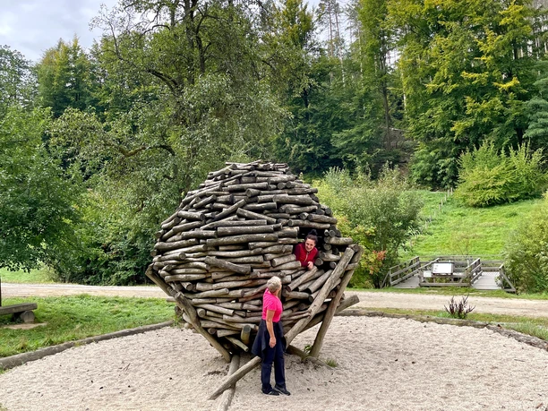 Eichhörnchenkobel-Spielplatz im zentralen Teil des Freigeländes