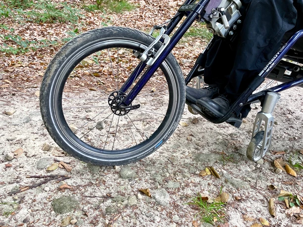 Beschaffenheit des Untergrunds der mit Rollstuhl befahrbaren Wege im Freigelände Waldhusche Hinterhermsdorf