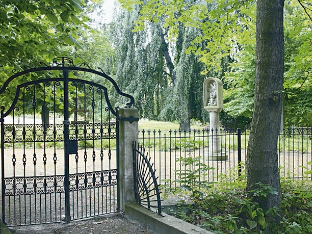 Park mit Moenchssaeule in Ragewitz