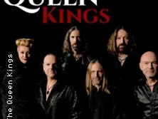 Sechs Personen der Band Queen Kings in festlich schwarzer Kleidung stehen vor schwarzem Hintergrund.