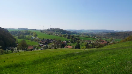 Bremke im Extertal Grüne Hügellandschaft des Extertals bei Bremke, gesprenkelt mit Windrädern und kleinen Dörfern.