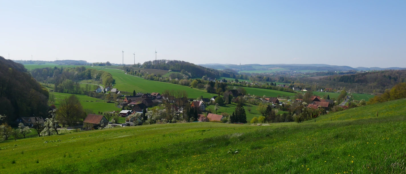Bremke im Extertal Grüne Hügellandschaft des Extertals bei Bremke, gesprenkelt mit Windrädern und kleinen Dörfern.