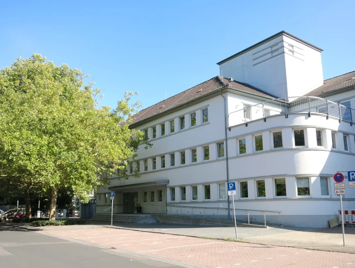 1.JPG Außenfassade des Hallenbads BürgerBadePark BraunschweigExterior facade of the BürgerBadePark Braunschweig indoor swimming poolUdvendig facade på BürgerBadePark Braunschweigs indendørs swimmingpoolBuitengevel van het overdekte zwembad BürgerBadePark Braunschweig