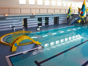 3.JPG BürgerBadePark: Becken mit Rutsche von obenBürgerBadePark: Pool with slide from aboveBürgerBadePark: Pool med rutsjebane fra ovenBürgerBadePark: Zwembad met glijbaan van bovenaf