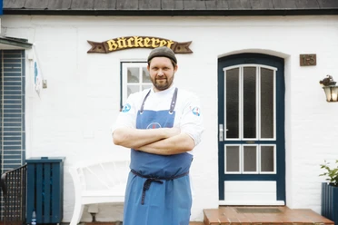 Jens Lund vor Bäckerei