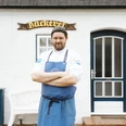 Jens Lund vor Bäckerei