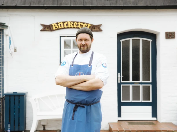 Jens Lund vor Bäckerei