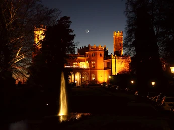 Aussenansicht vom Park zum Schloss