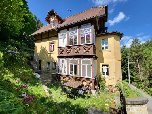 Villa Falkenstein im Sonnenlicht