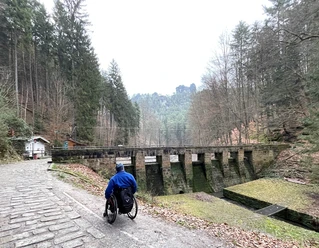 Staumauer des künstlich angelegten Amselsees