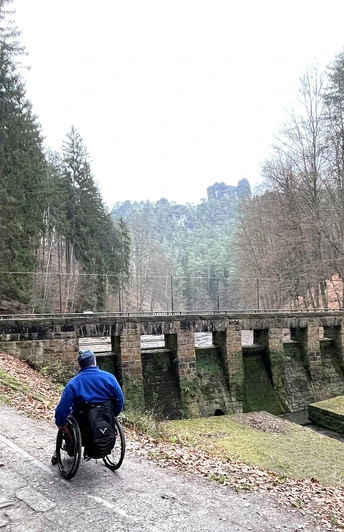 Staumauer des künstlich angelegten Amselsees