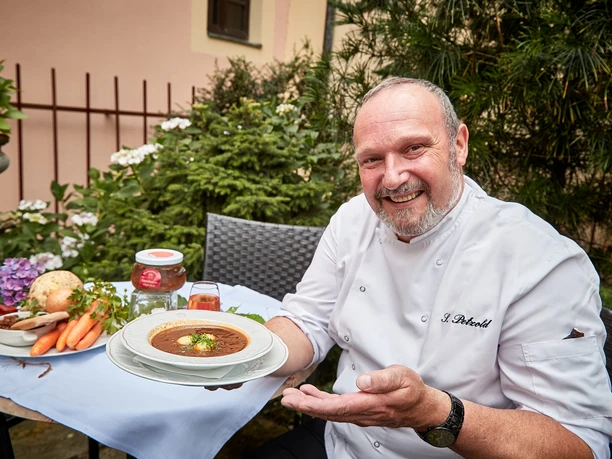 Polévka Sauerbraten s kořenovou zeleninou a malými bramborovými knedlíčky, Sven Petzold, šéfkuchař Polévka Sauerbraten s kořenovou zeleninou a malými bramborovými knedlíčky, Sven Petzold, šéfkuchař