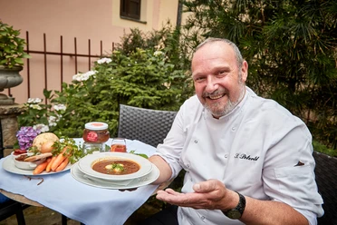 Sauerbraten soep met wortelgroenten en kleine aardappelknoedels, Sven Petzold, chef-kok Sauerbraten soep met wortelgroenten en kleine aardappelknoedels, Sven Petzold, chef-kok