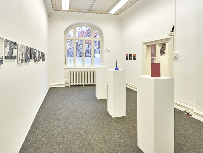 Kunstverein-Wolfenbuettel.jpg Weißer Ausstellungsraum mit Bilder an der Wand