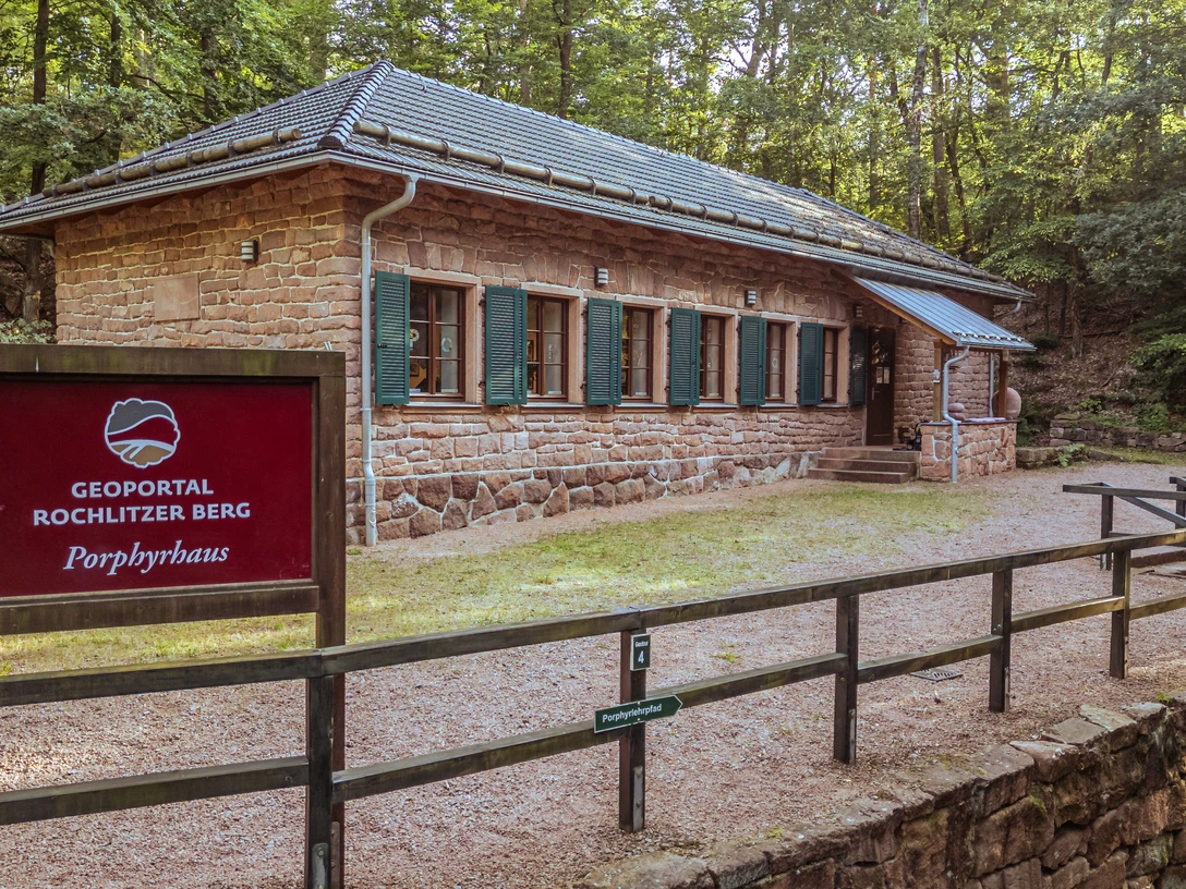 Rochlitz_Rochlitzer Berg_Geopoartal Porphyrhaus außen_(c)MaPix Fotographie, Grimma_CC BY-SA (1).jpg