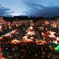 Rochlitzer Weihnachtsmarkt - Weihnachten in der Region Leipzig Blick auf die Verkaufstände des hell erleuchteten Weihnachtsmarkts auf dem Marktplatz in Rochlitz am AbendView of the stalls at the brightly lit Christmas market on the market square in Rochlitz in the eveningPohled na stánky na večerním vánočním trhu na náměstí v Rochlitz.Widok na stragany na jasno oświetlonym jarmarku bożonarodzeniowym na rynku w Rochlitz wieczoremZicht op de kraampjes van de helder verlichte kerstmarkt op het marktplein in Rochlitz in de avondVista delle bancarelle del mercatino di Natale illuminato di sera sulla piazza del mercato di Rochlitz