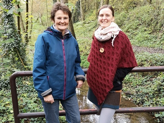 Kräuterfrau Dorothee Schanze links und Anke Dobel rechts