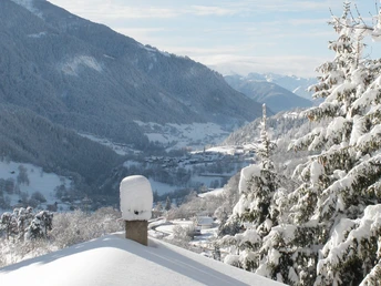 Blick ins verschneite Dorf Fiesch