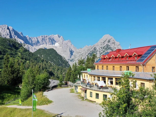 Kreuzeckhaus vorm Bergpanorama