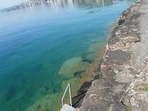 Baden über Treppe im sauberen und klaren Vierwaldstättersee.