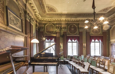 WF-Prinzenpalais-Konzertsaal.jpg Historischer Konzertsaal mit Flügel