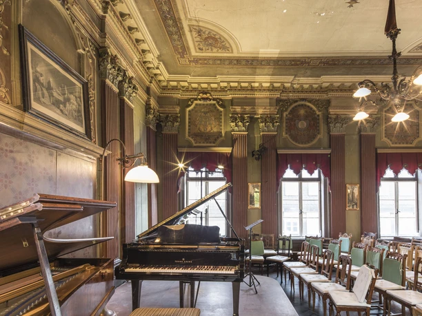 WF-Prinzenpalais-Konzertsaal.jpg Historischer Konzertsaal mit Flügel