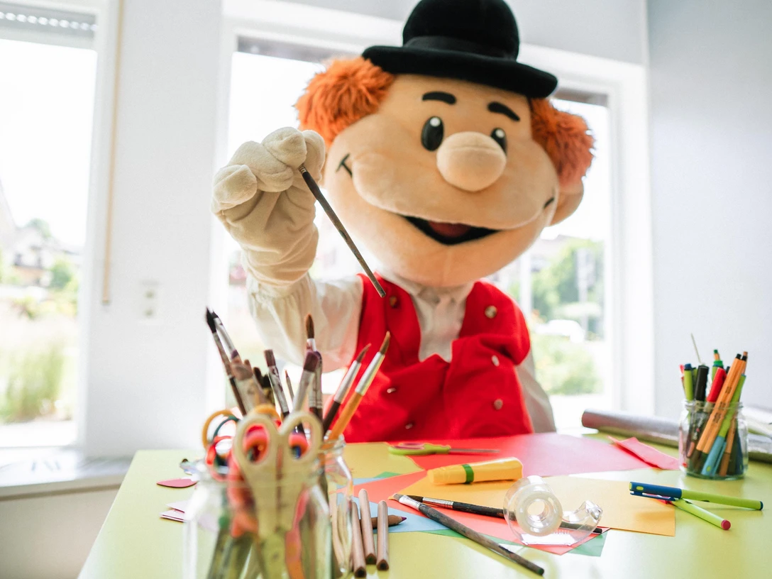 Murgel bastelt in Murgels Spielhaus