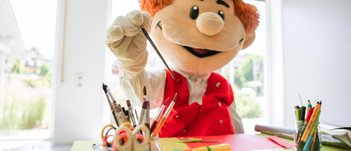 Murgel bastelt in Murgels Spielhaus