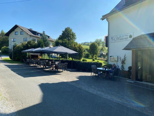 Cafe-Pension Waldesruh Eingang Terrasse.jpg