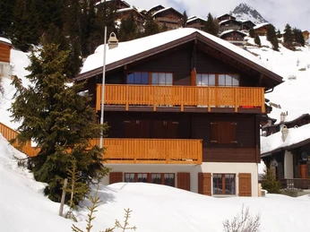 Aussenansicht v. Süden; Studio: Balkon oben links