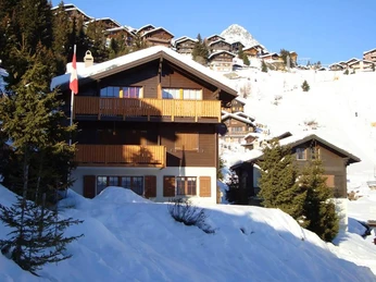 Aussenansicht v. Süden; Studio: Balkon oben links