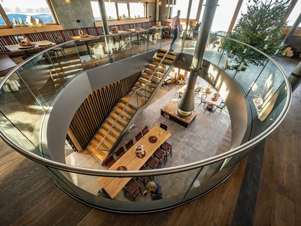 Gastraum in der Grinde-Hütte