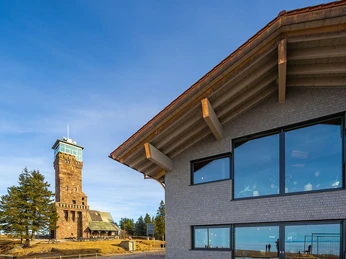 Außenansicht der Grinde-Hütte neben dem Hornisgrindeturm