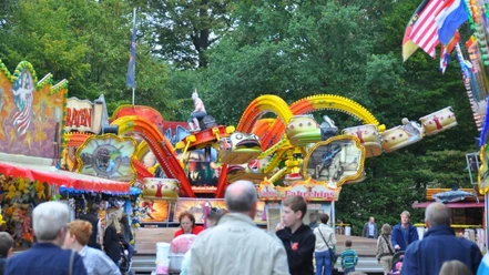 esterwegen-kirmes-a-3_full Bunte Fahrgeschäfte und fröhliche Besucher auf dem belebten Herbstmarkt in Esterwegen.