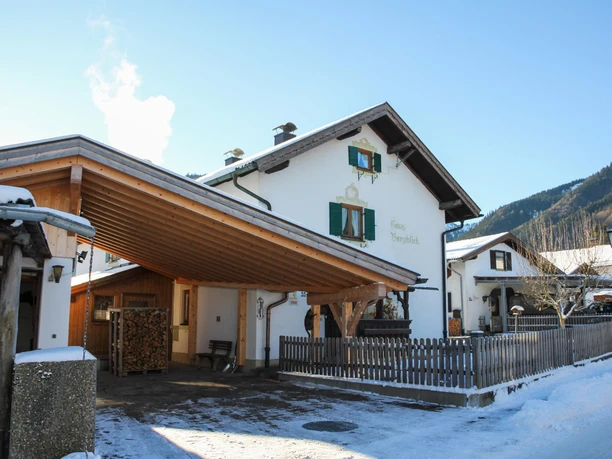 Einfahrt / Parkplatz