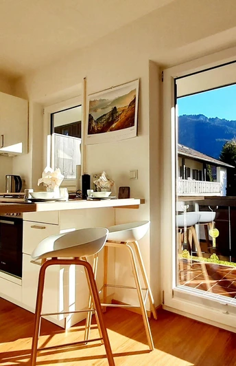 Küche mit Ausblick vom Balkon