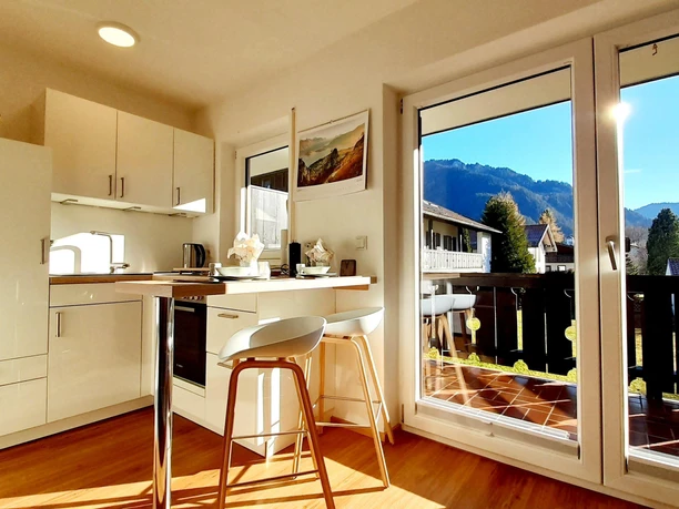 Küche mit Ausblick vom Balkon