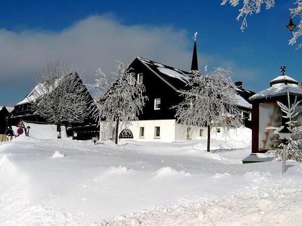 Haus Außenansicht im Winter