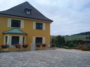 Außenansicht mit Parkplatz