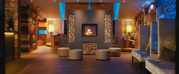 Hotel Hochheide Kamin im Eingang