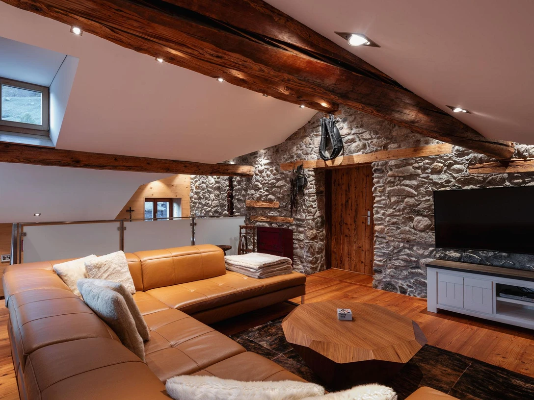 Wohnraum mit TV auf der Galerie