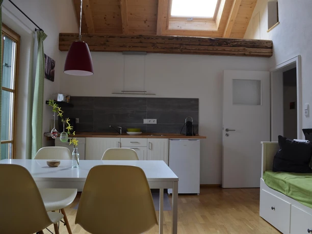 Unsere Wohnküche mit Sofa und Fernseher