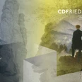 CDFriedrich inspiriert Mann in dunklem Mantel steht auf Felsen und blickt in neblige Landschaft; Text: "CDFRIEDRICH inspiriert" und "Eine virtuelle Begegnung mit dem Maler in der Sächsischen Schweiz".Man in a dark coat stands on rocks and looks into a misty landscape; text: "CDFRIEDRICH inspires" and "A virtual encounter with the painter in Saxon Switzerland".Muž v tmavém kabátě stojí na skalách a dívá se do zamlžené krajiny; text: "CDFRIEDRICH inspiruje" a "Virtuální setkání s malířem v Saském Švýcarsku".Mężczyzna w ciemnym płaszczu stoi na skałach i patrzy na zamglony krajobraz; tekst: "CDFRIEDRICH inspiruje" i "Wirtualne spotkanie z malarzem w Szwajcarii Saksońskiej".Man in donkere jas staat op rotsen en kijkt in een mistig landschap; tekst: "CDFRIEDRICH inspireert" en "Een virtuele ontmoeting met de schilder in Saksisch Zwitserland".Un uomo con un cappotto scuro è in piedi su delle rocce e guarda in un paesaggio nebbioso; testo: "CDFRIEDRICH ispira" e "Un incontro virtuale con il pittore nella Svizzera sassone".