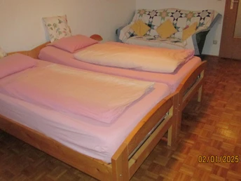 Wohn Schlafzimmer Betten und Couch