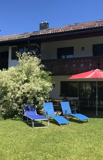 Hausansicht mit Terrasse und Garten