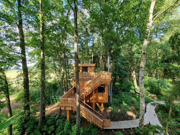 Blick auf ein Baumhaus im Naturresort Land of Green Blick auf ein Baumhaus im Naturresort Land of Green