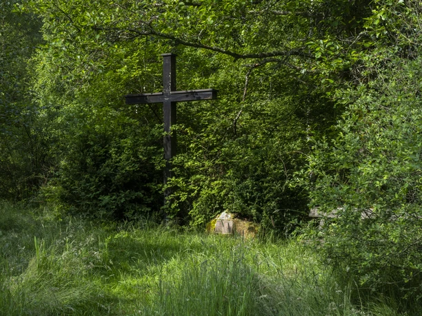 Seelenort Schwarzbachtal Ein Kreuz und ein Stein symbolisieren den Standort des ehemaligen Haus Schwarz