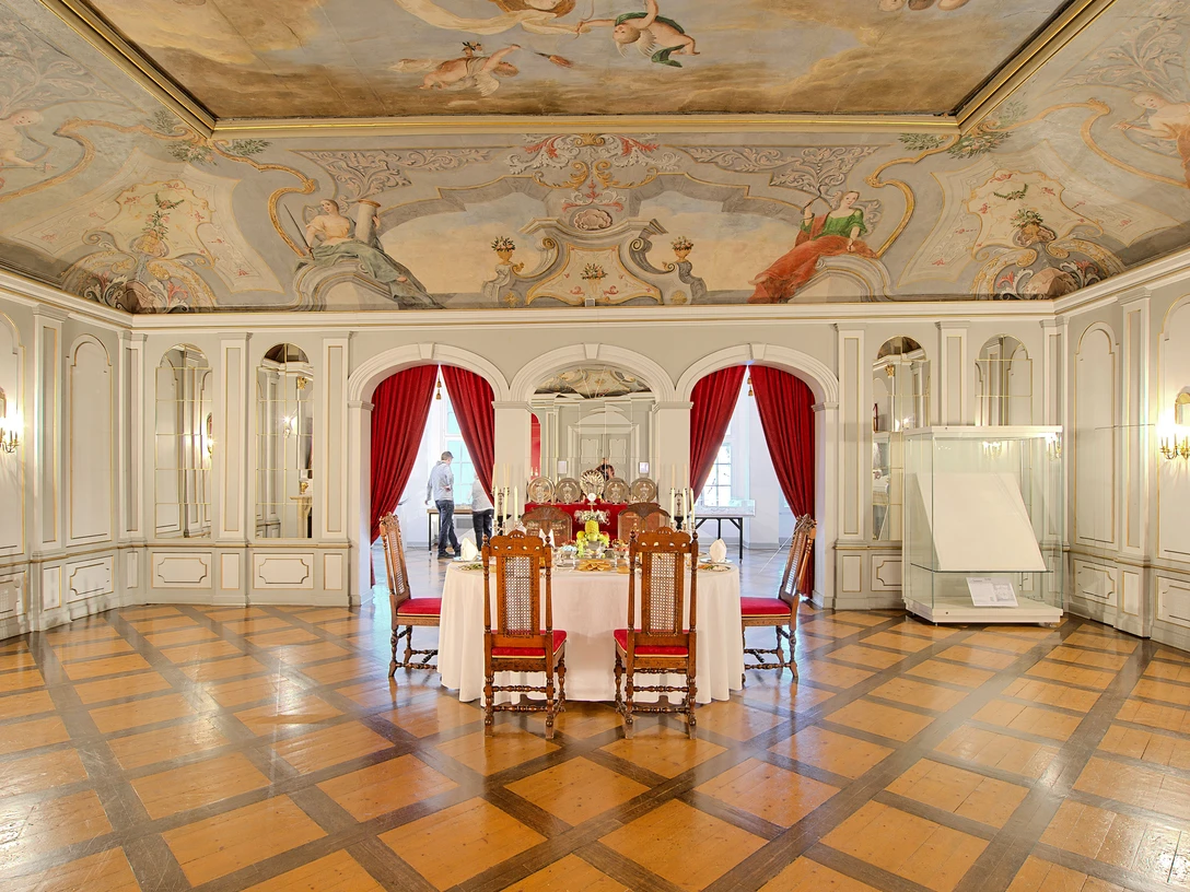 Schloss-Wolfenbuettel-Venussaal.jpg Saal mit historischem Deckengemälde und Kassetten-ParkettbodenHall with historic ceiling painting and coffered parquet flooringHall med historisk loftsmaleri og kassetteparketgulvHal met historische plafondschildering en cassetteparketvloer
