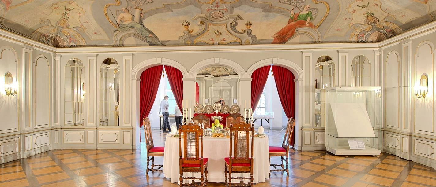 Schloss-Wolfenbuettel-Venussaal.jpg Saal mit historischem Deckengemälde und Kassetten-Parkettboden