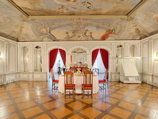 Schloss-Wolfenbuettel-Venussaal.jpg Saal mit historischem Deckengemälde und Kassetten-Parkettboden
